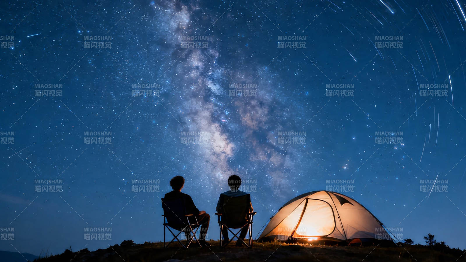 星空下的露营夜话图片