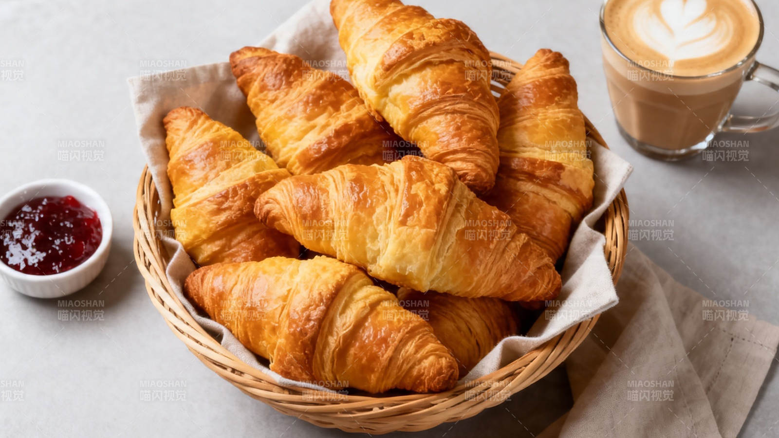 金黄酥脆羊角面包篮图片