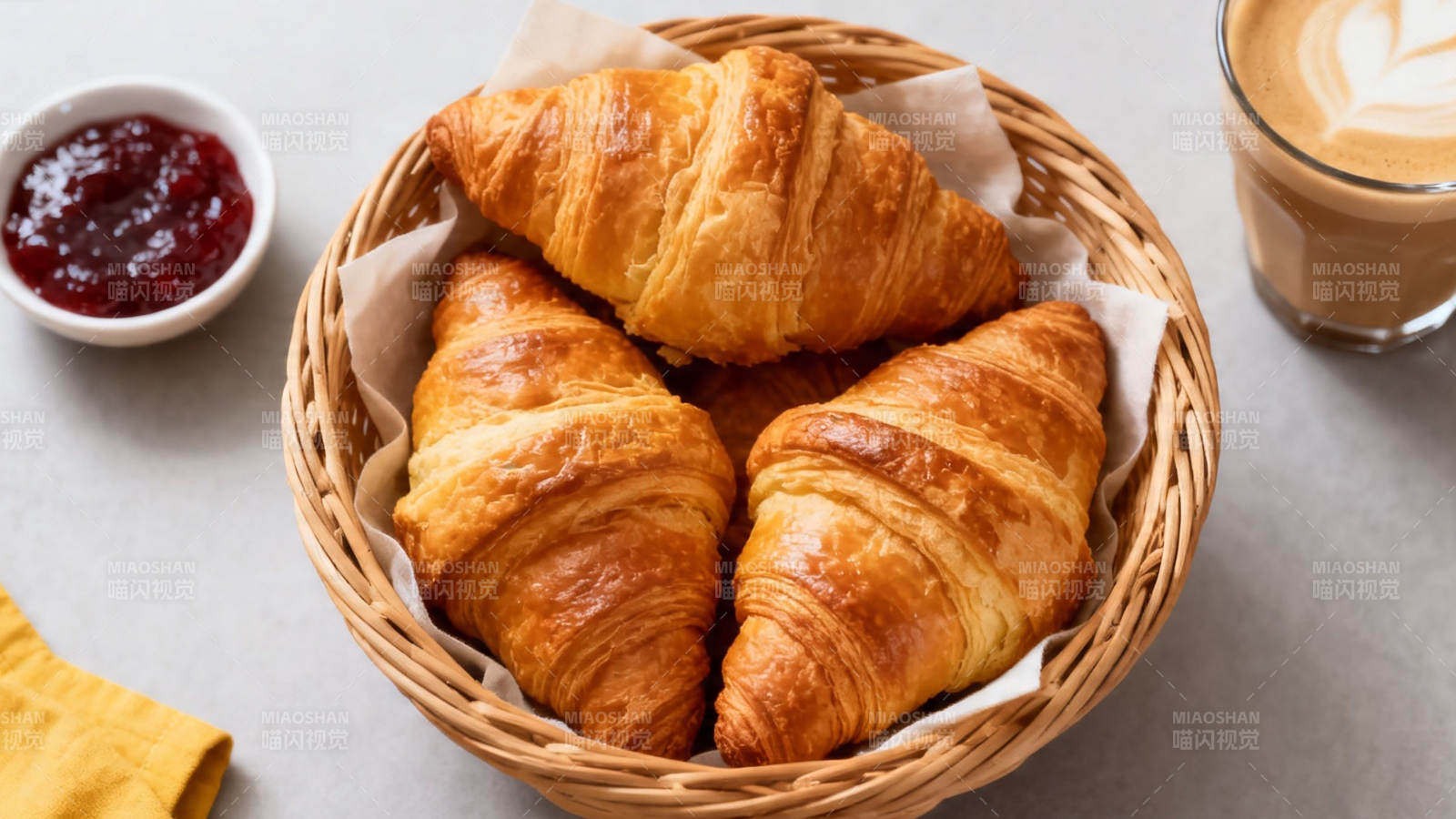 篮中三 croissant 配果酱咖啡图片