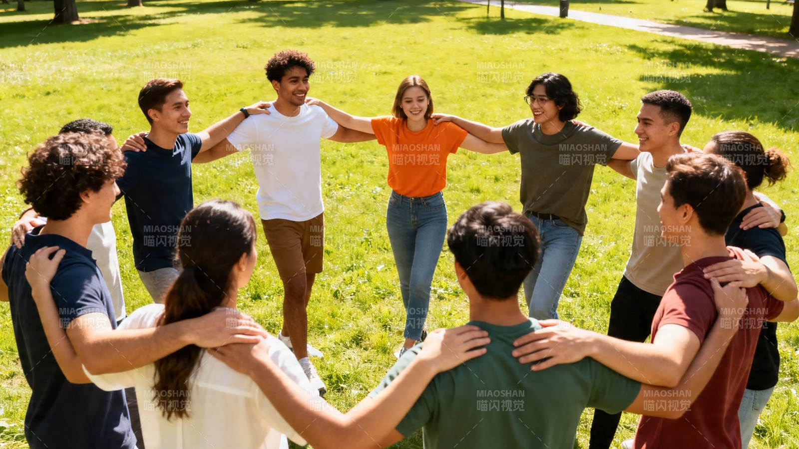 青春环抱 友谊满园图片