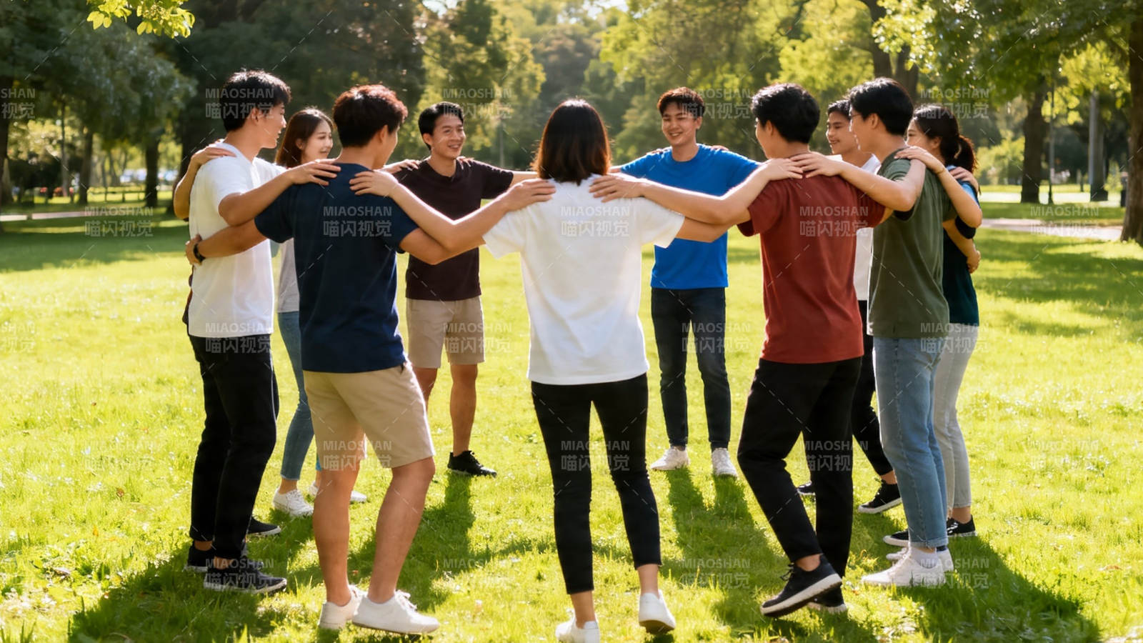 公园围圈拥抱 青春友谊暖图片