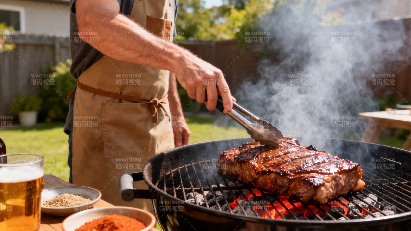 户外烧烤 烤架上滋滋作响的牛排图片