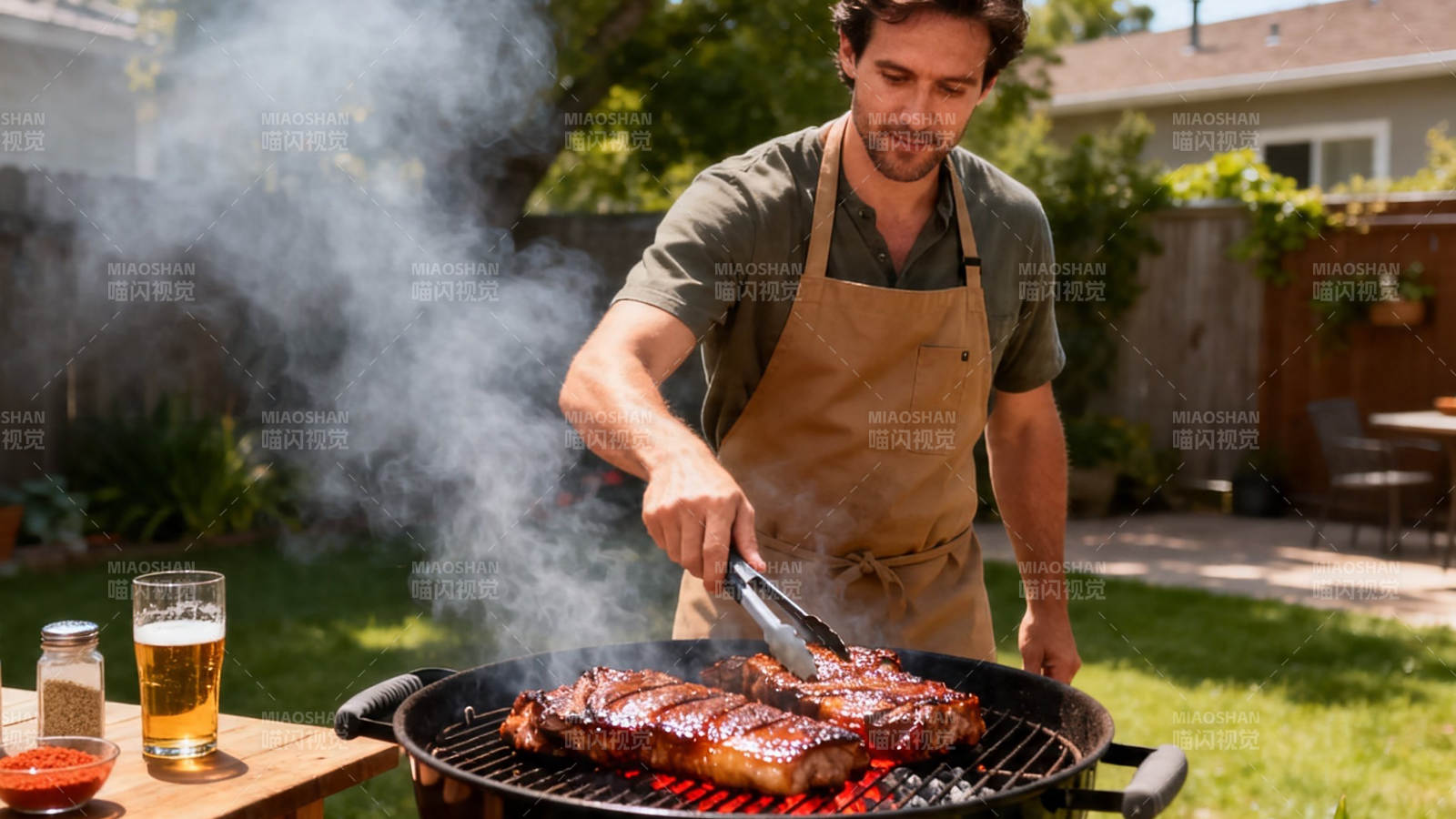 男人后院烧烤肋排图片