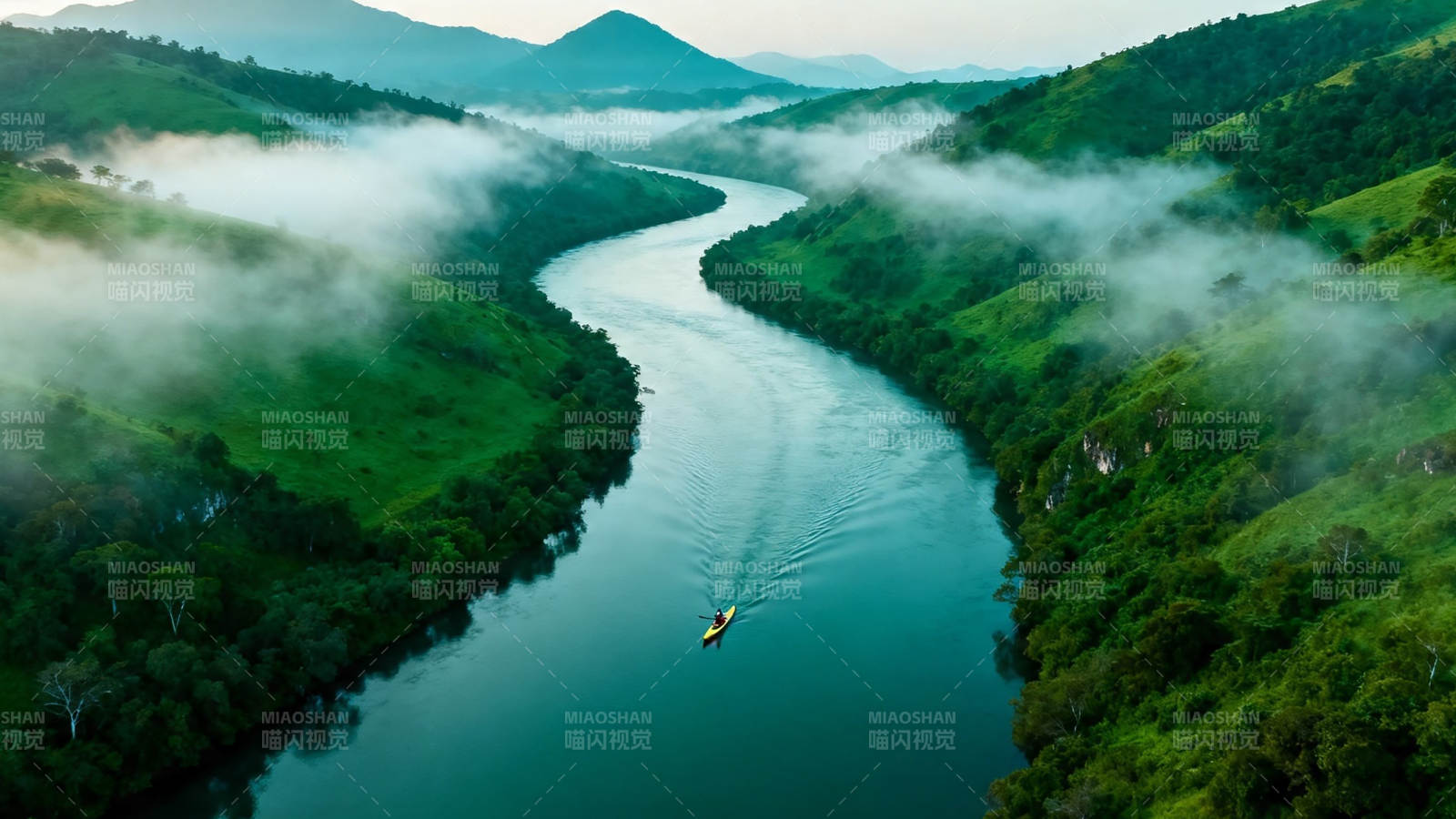 雾绕青山 孤舟行碧水图片