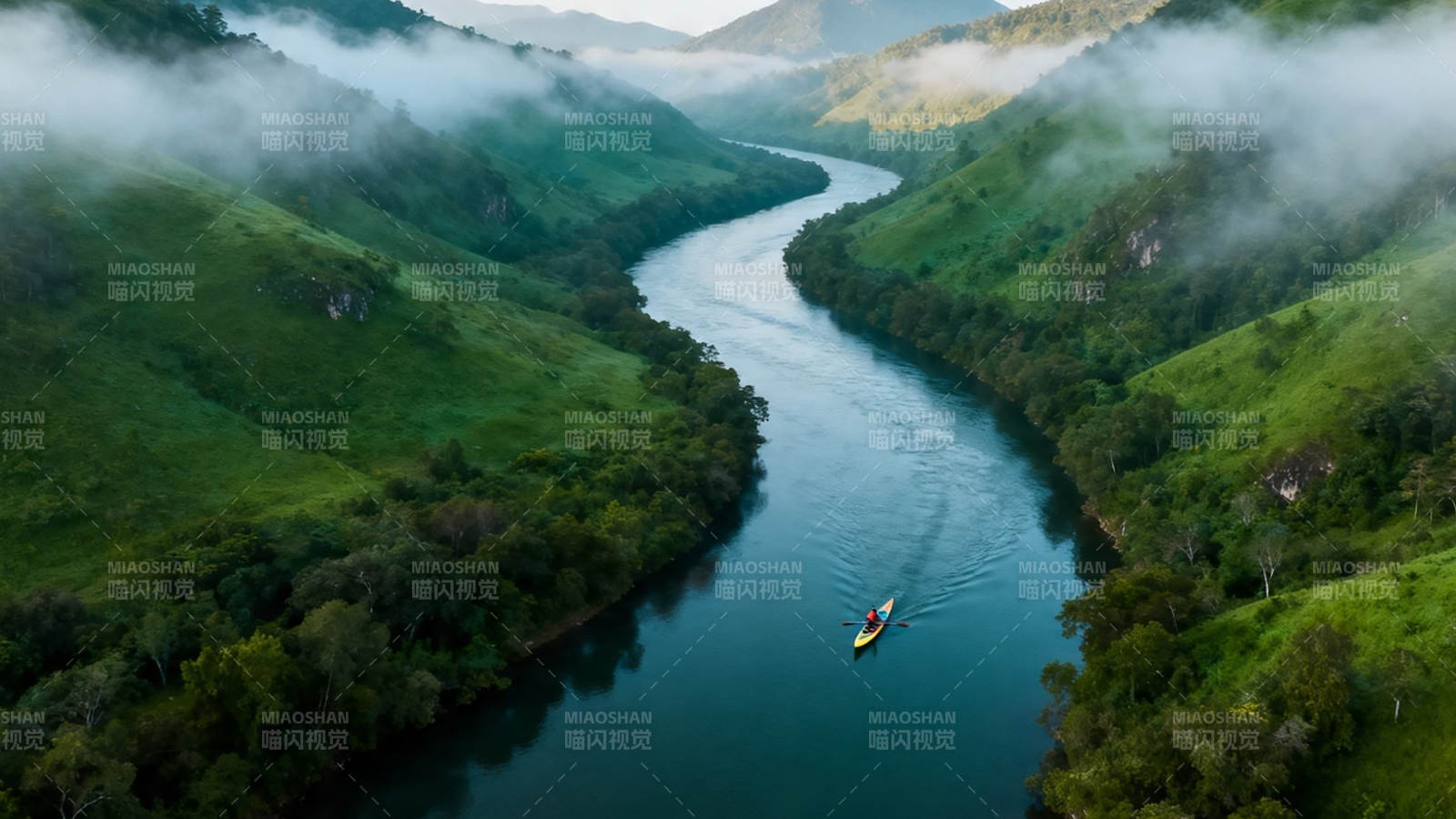 雾绕青山 孤舟行碧水图片