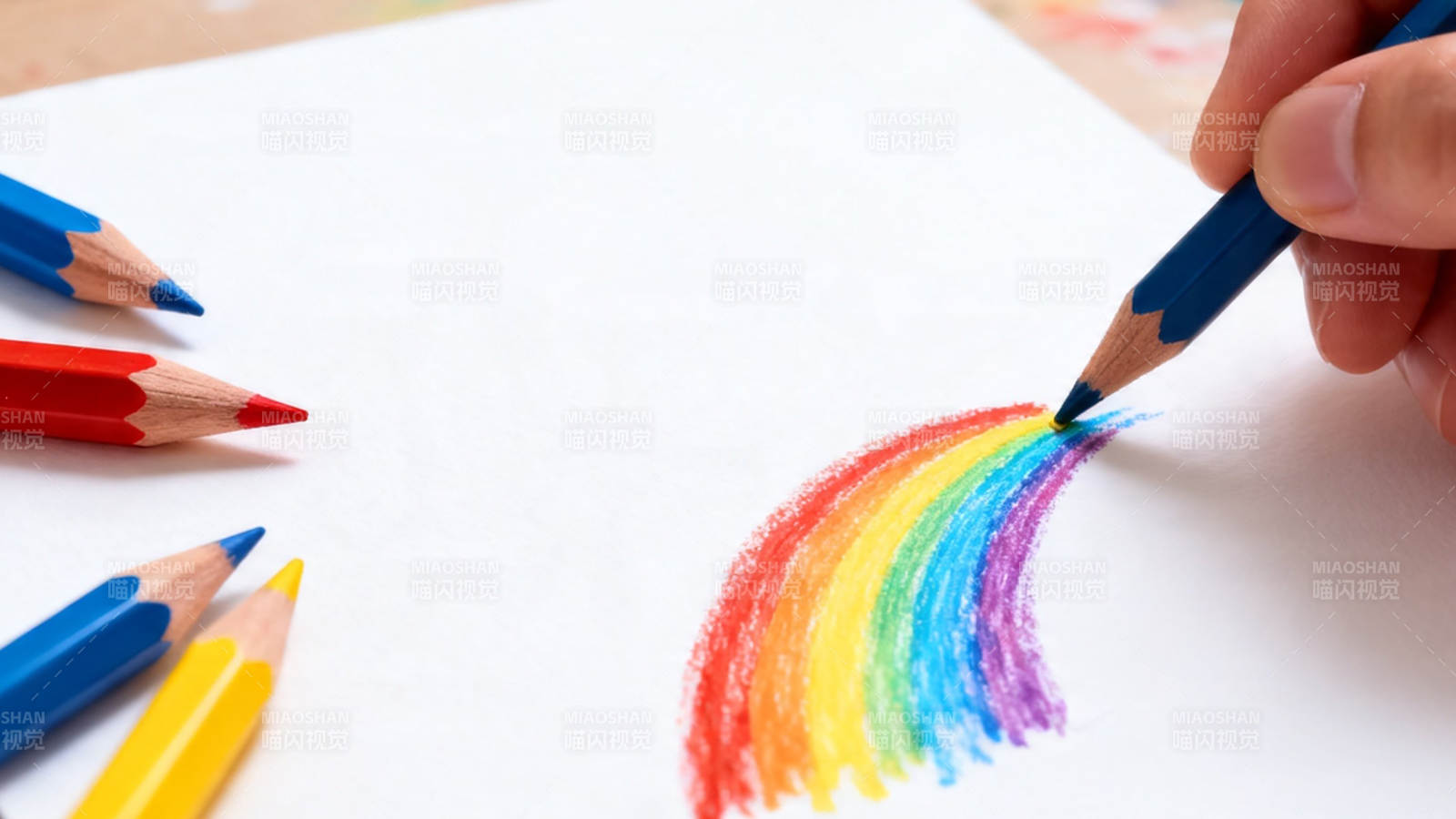 彩铅绘彩虹 童心画世界图片
