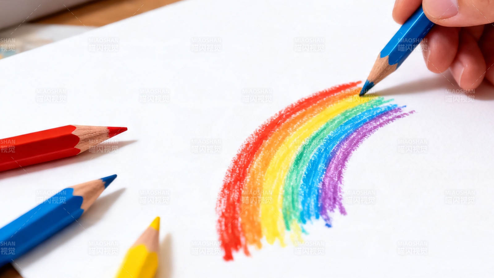 彩铅绘彩虹 童趣满纸间图片
