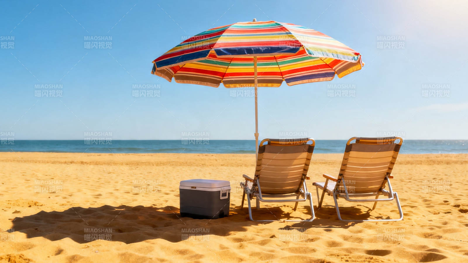 沙滩遮阳伞与躺椅图片
