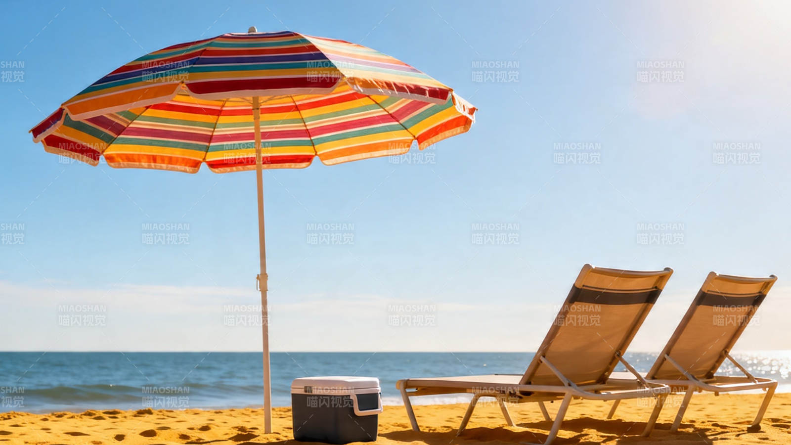 沙滩遮阳伞与躺椅惬意时光图片
