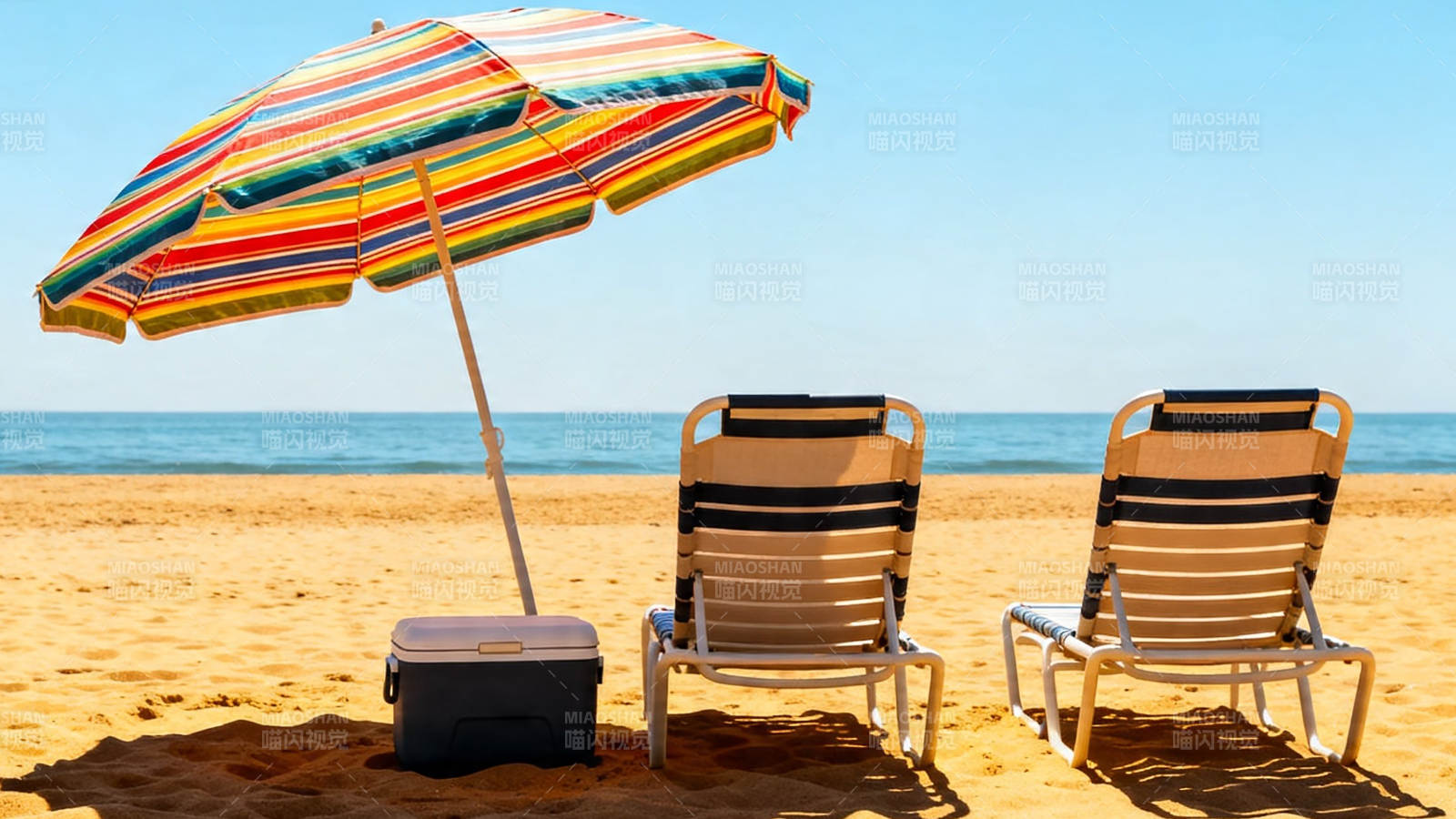 沙滩遮阳伞与躺椅图片
