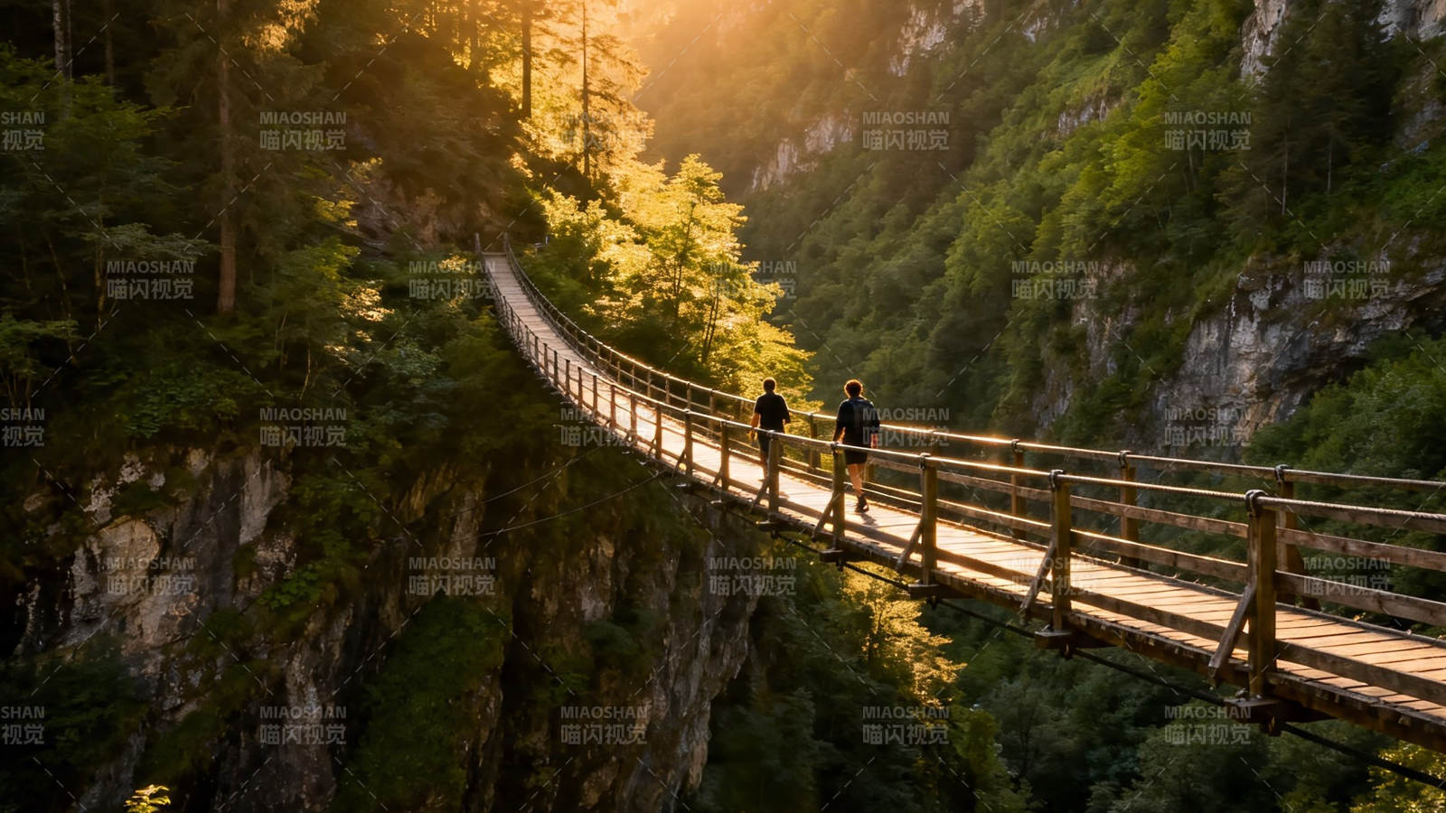 峡谷吊桥 两人漫步夕阳中图片