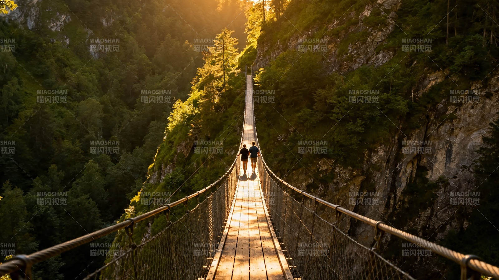 夕阳下的悬索桥漫步图片