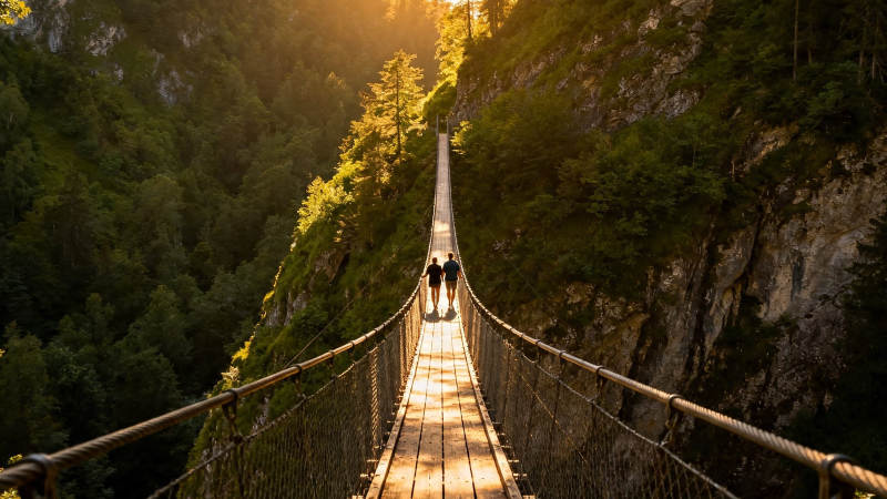 夕阳下的悬索桥漫步图片