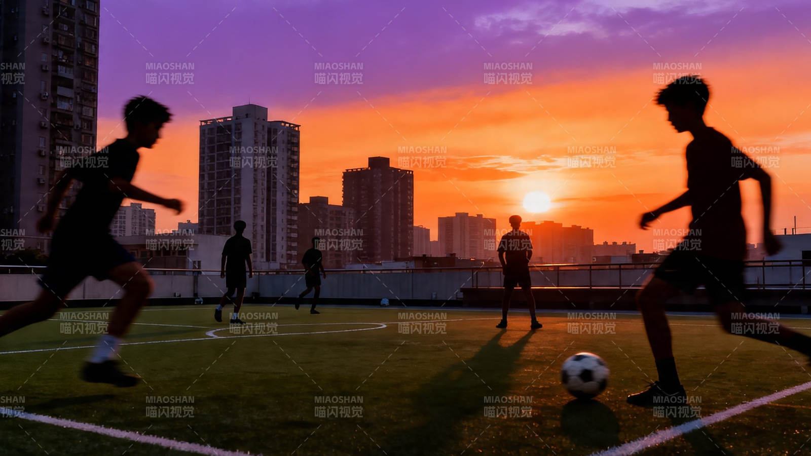夕阳下的 rooftop 足球赛图片