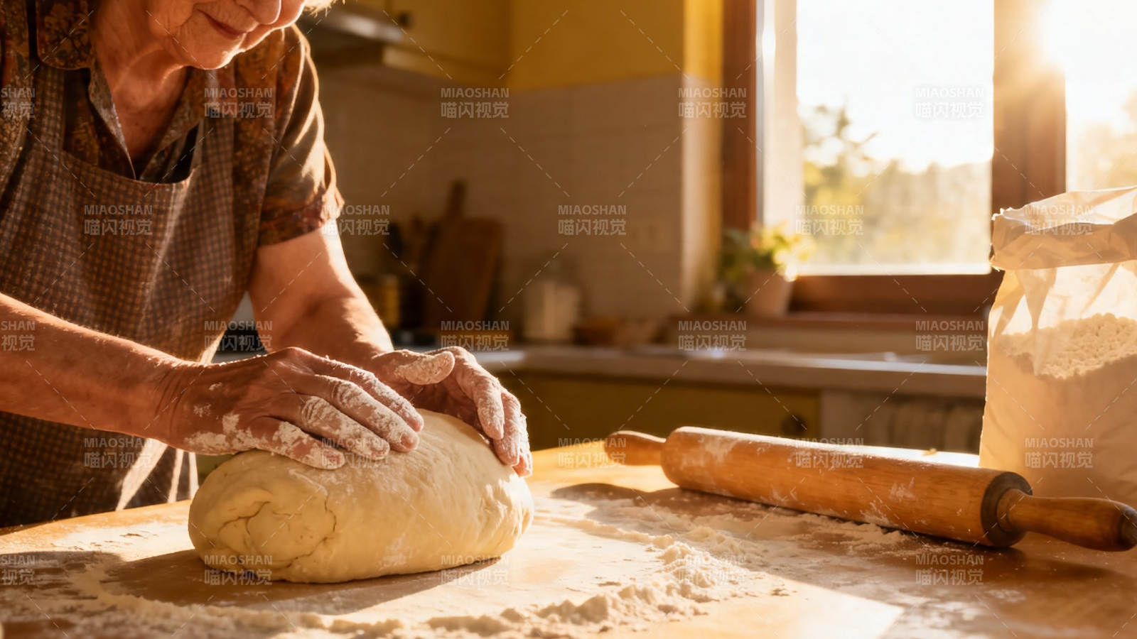 老人揉面 阳光洒满厨房图片