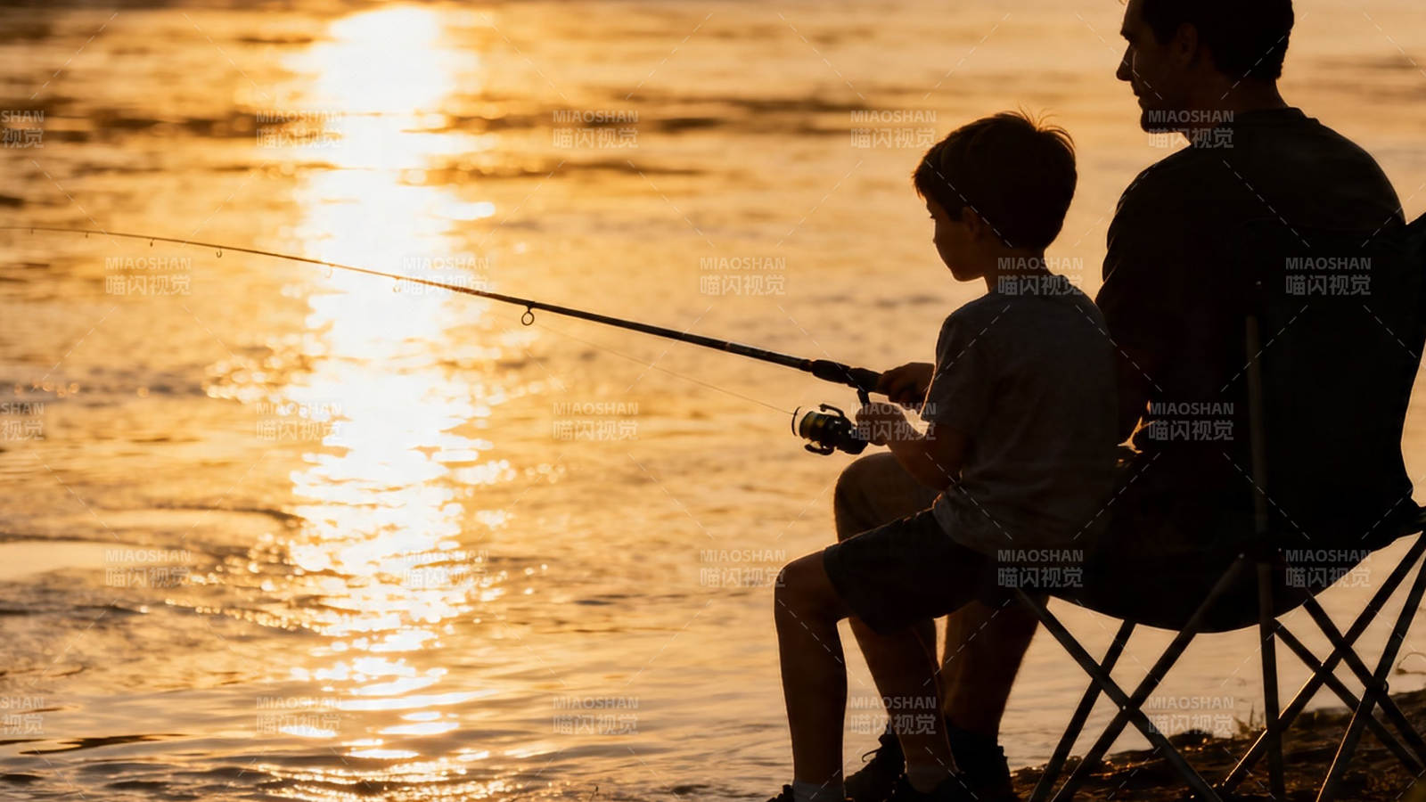 夕阳下父子垂钓温馨时刻图片