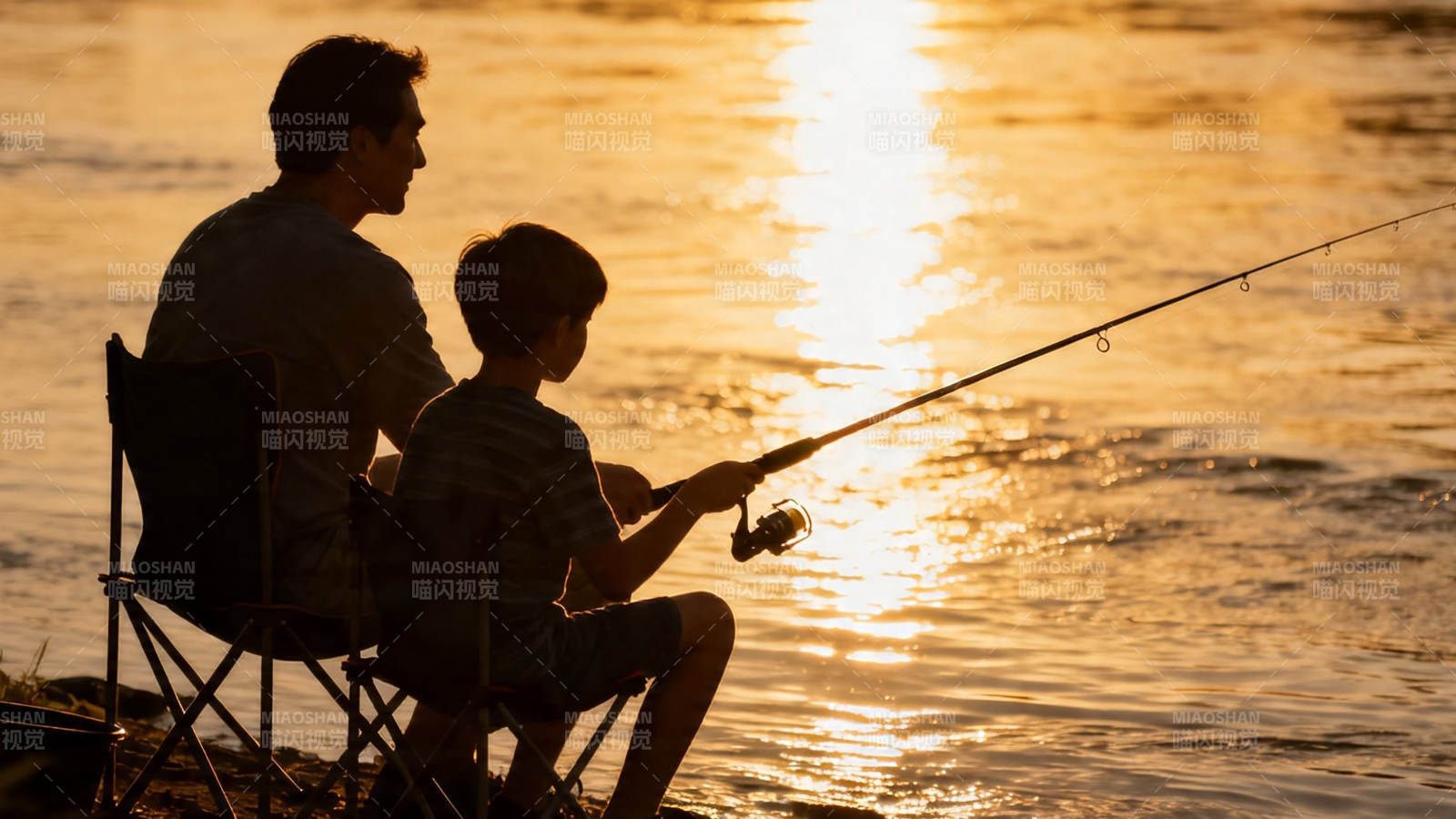 夕阳下父子垂钓温馨时刻图片