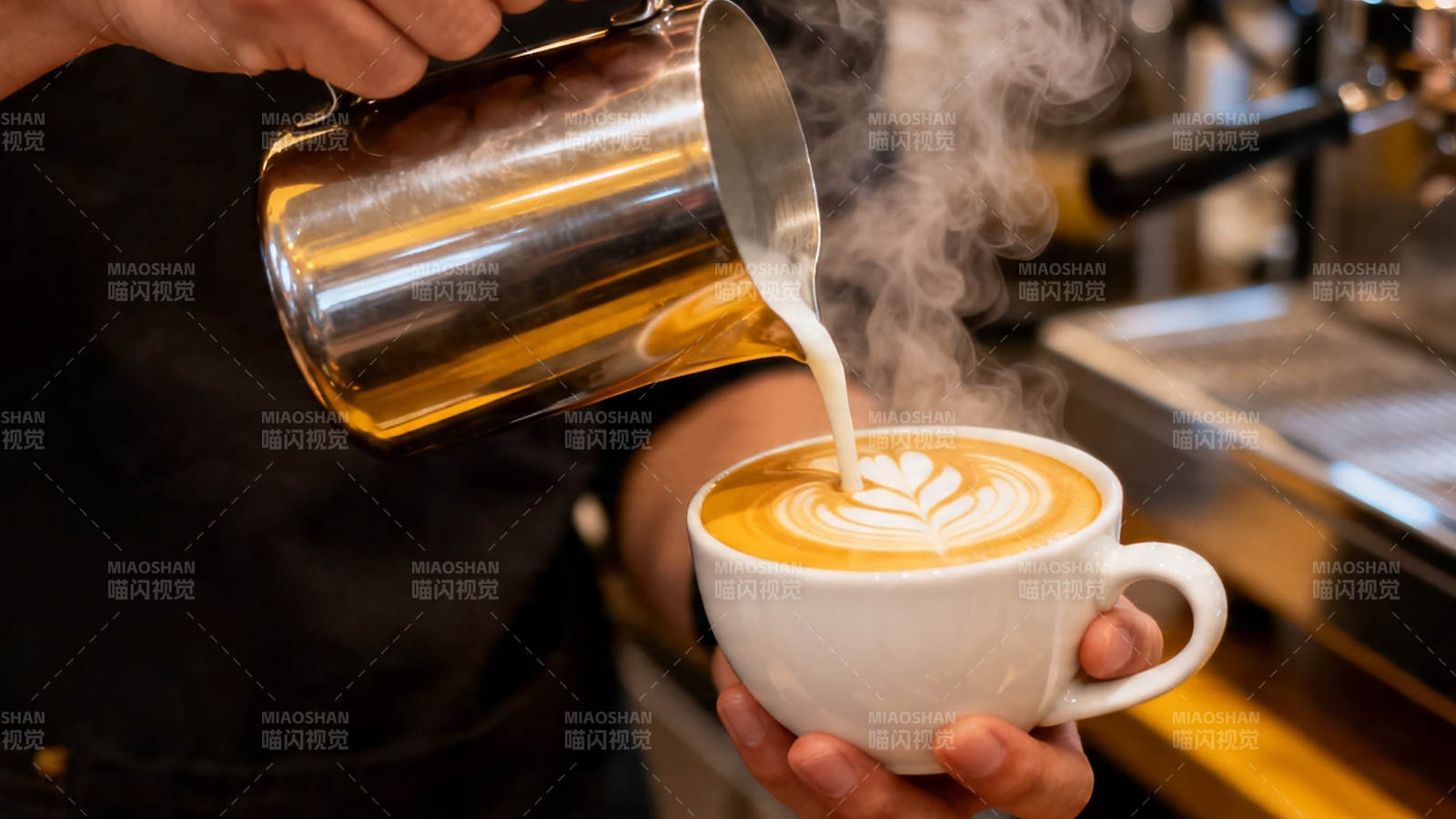 咖啡师拉花 热气腾腾香浓图片