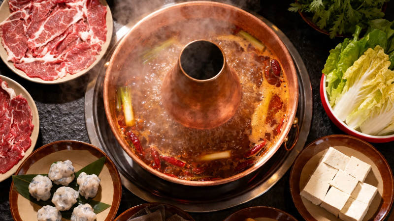 铜锅涮肉 热气腾腾享美味图片