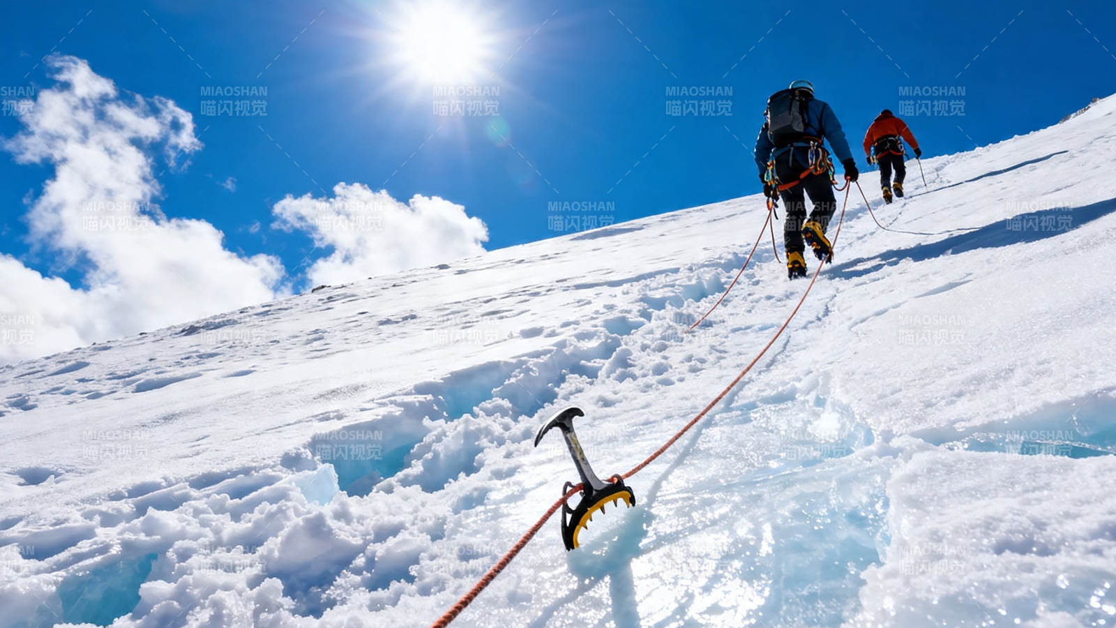 雪山攀登者向阳而行图片