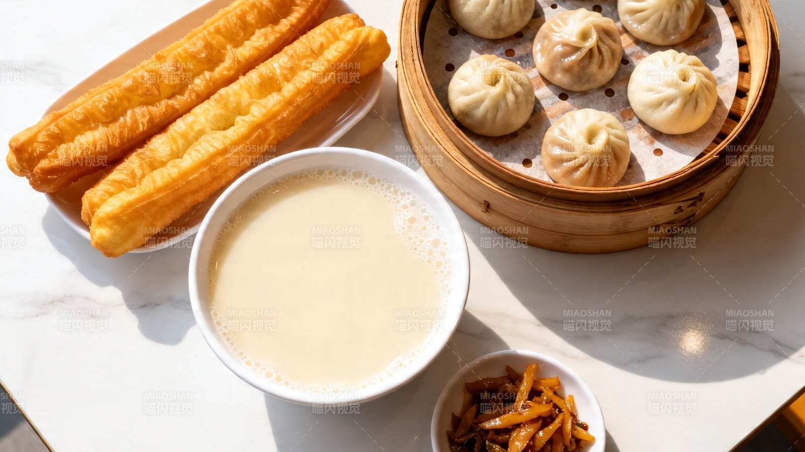 豆浆油条小笼包早餐图片