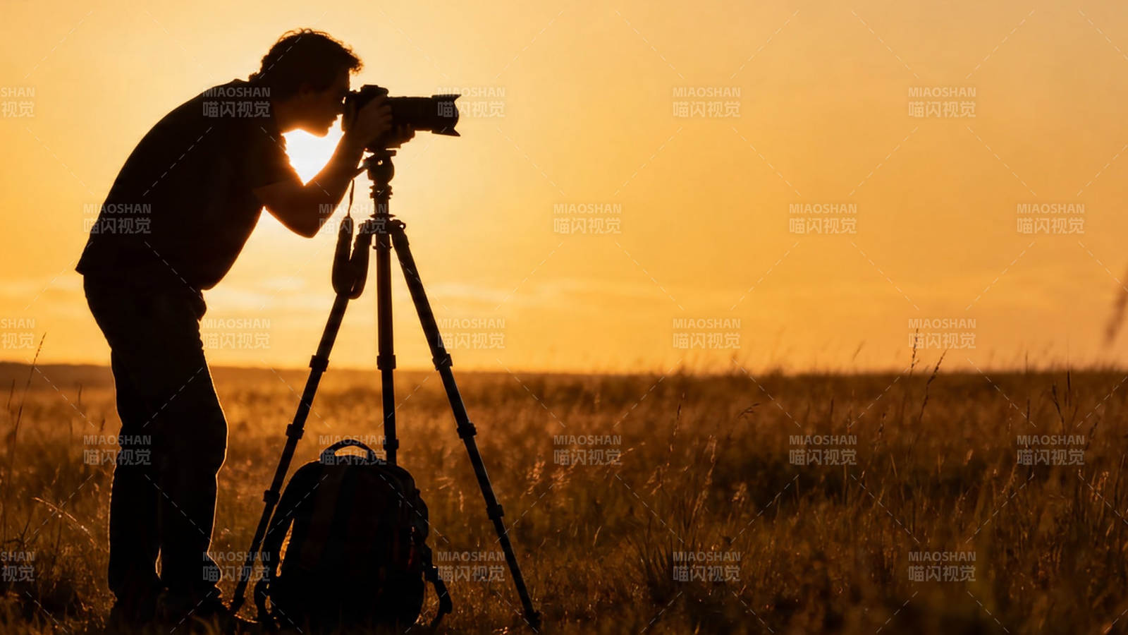 夕阳下摄影师剪影图片
