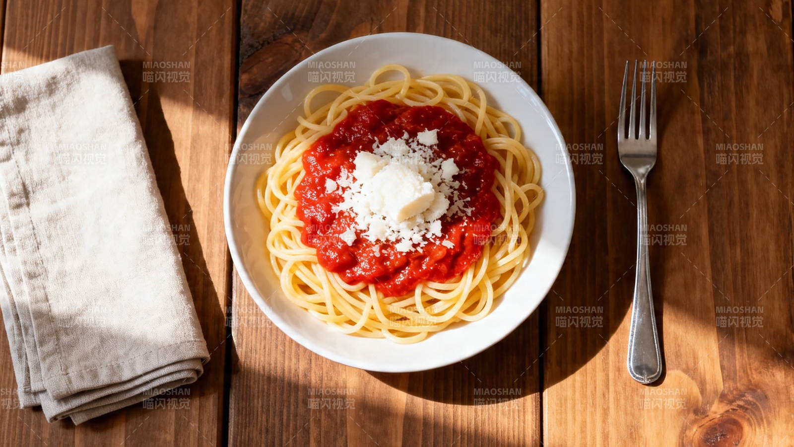 意面配番茄酱与奶酪图片