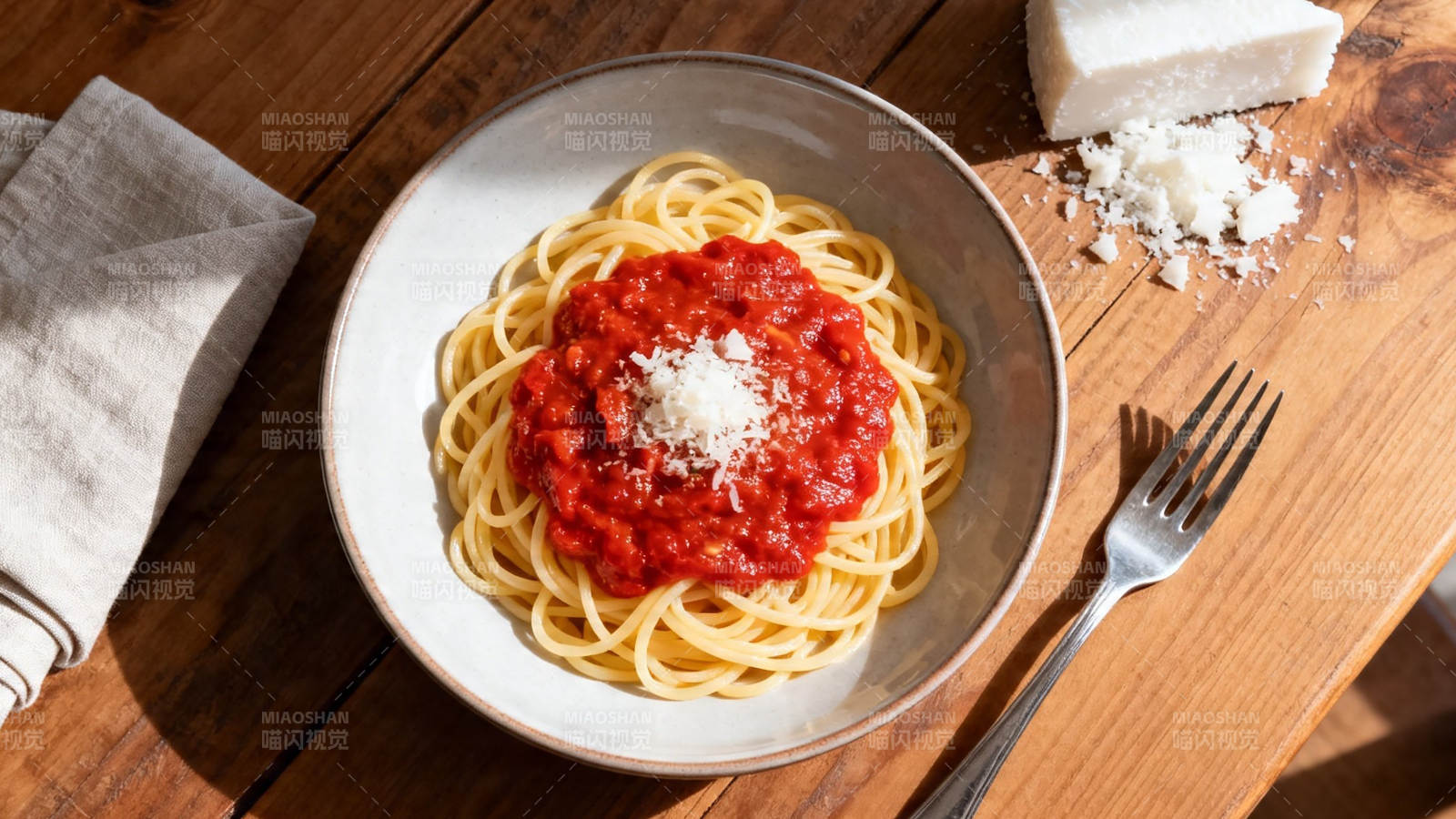 意面配番茄酱 撒帕玛森奶酪图片