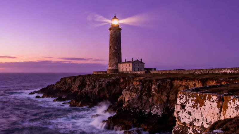 紫霞灯塔映海浪图片