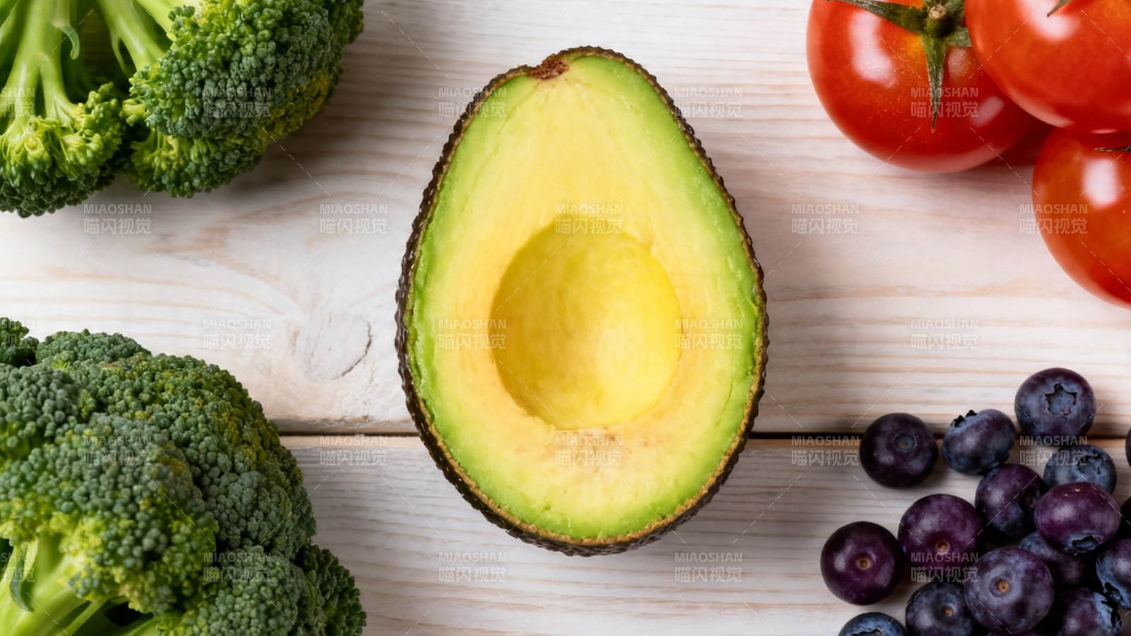 新鲜蔬果拼盘 牛油果 西兰花 番茄 蓝莓图片