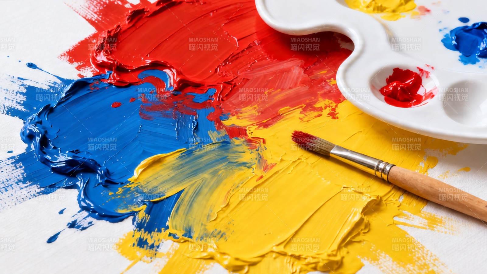 颜料调色盘与画笔特写图片