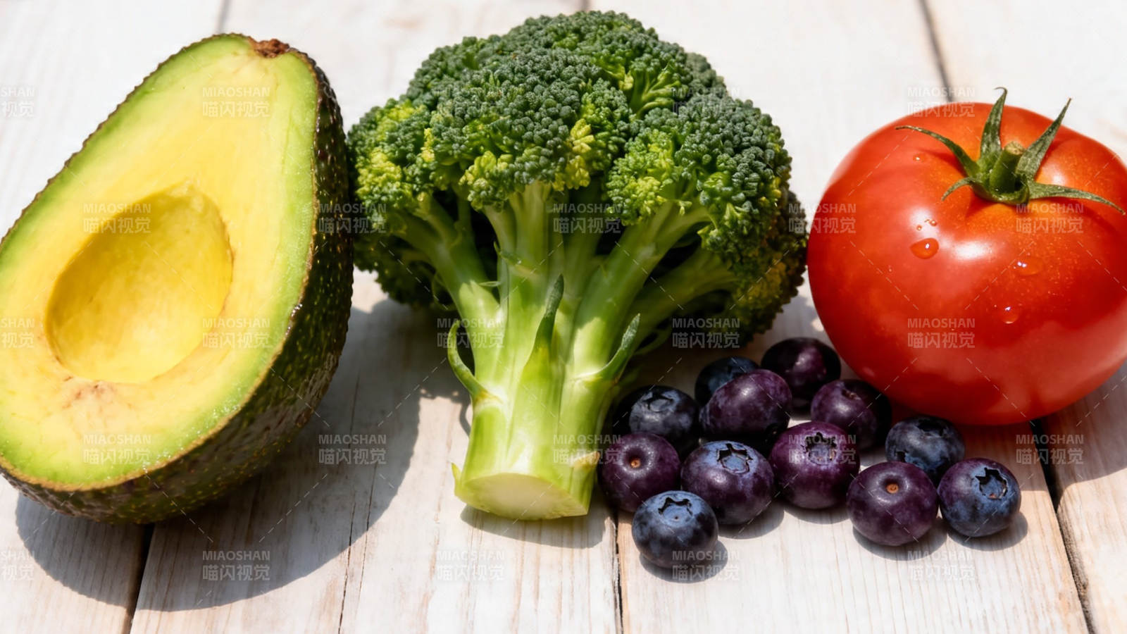 新鲜蔬果组合 牛油果西兰花番茄蓝莓图片