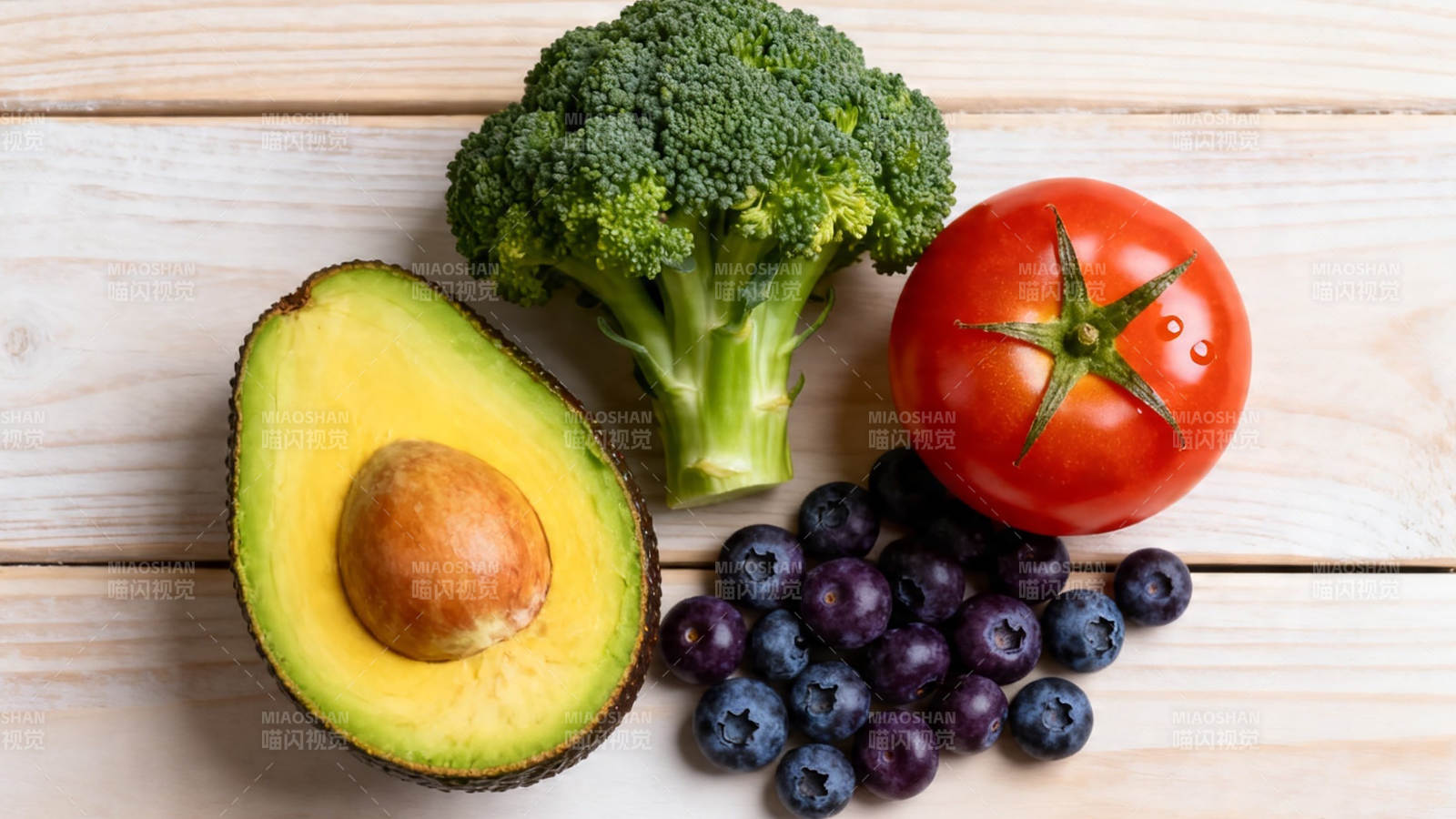 健康蔬果拼盘 牛油果西兰花番茄蓝莓图片