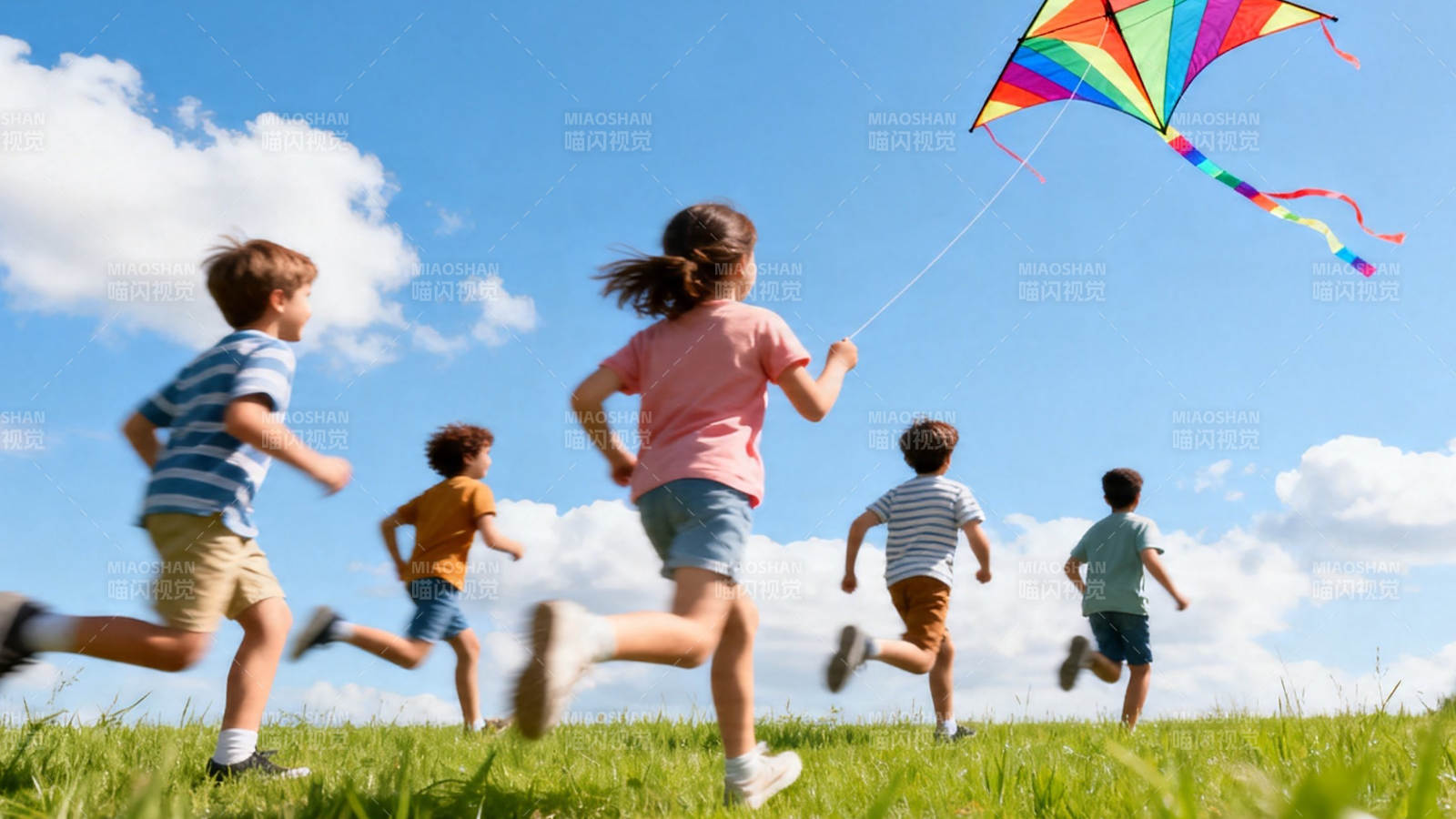 孩童追风筝 蓝天绿草间图片