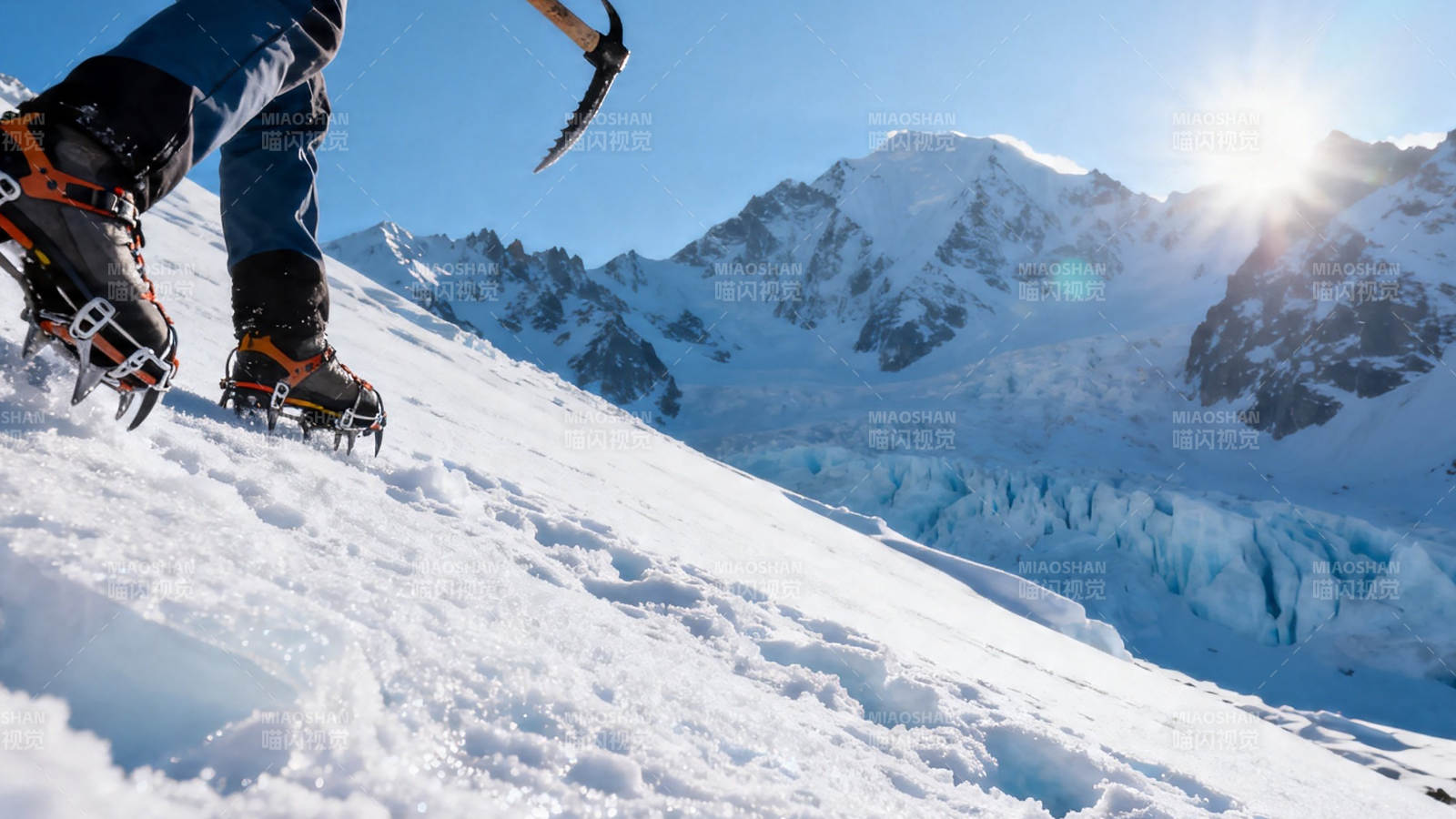 雪山攀登者 阳光耀峰顶图片