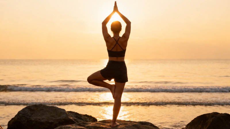 海边瑜伽 夕阳下的平衡之美图片