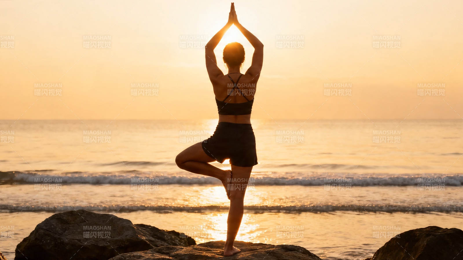 海边瑜伽 夕阳下的平衡之美图片