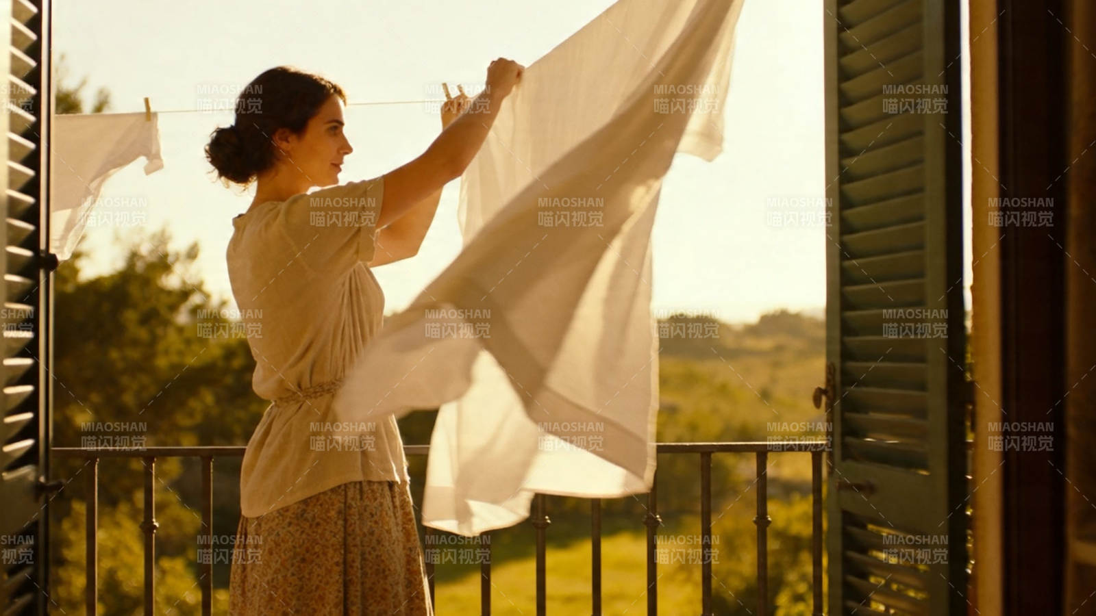 夕阳下晾晒白床单图片