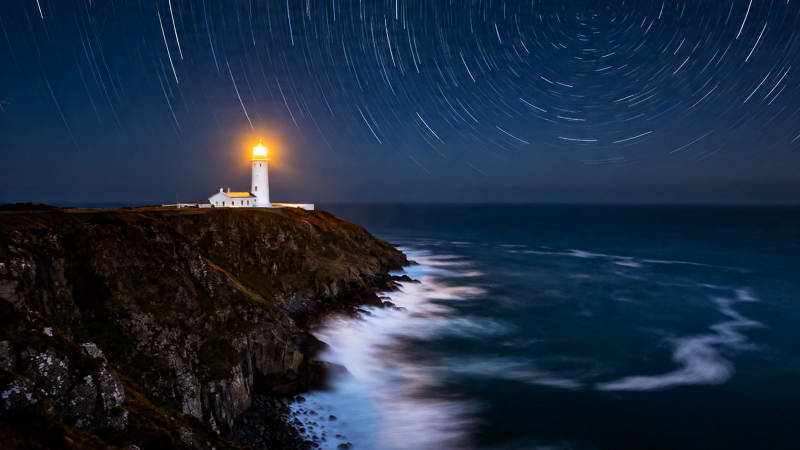灯塔守望星轨夜海图片