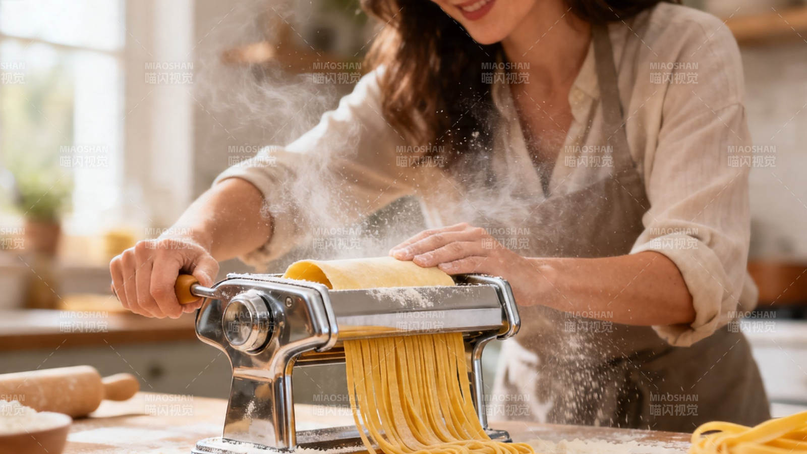 女子手工压面 面粉飞扬温馨厨房图片