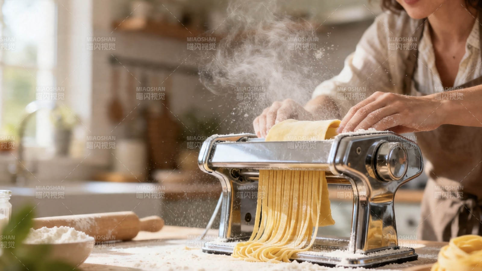 手工压面 热气腾腾做面条图片