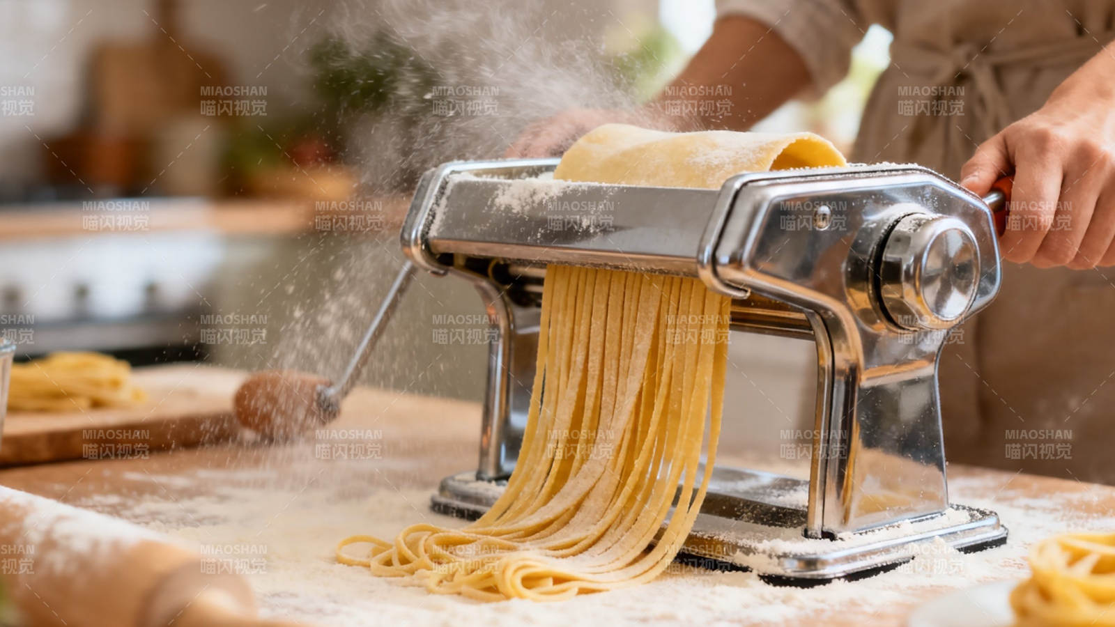 手工压面机制作新鲜意面图片
