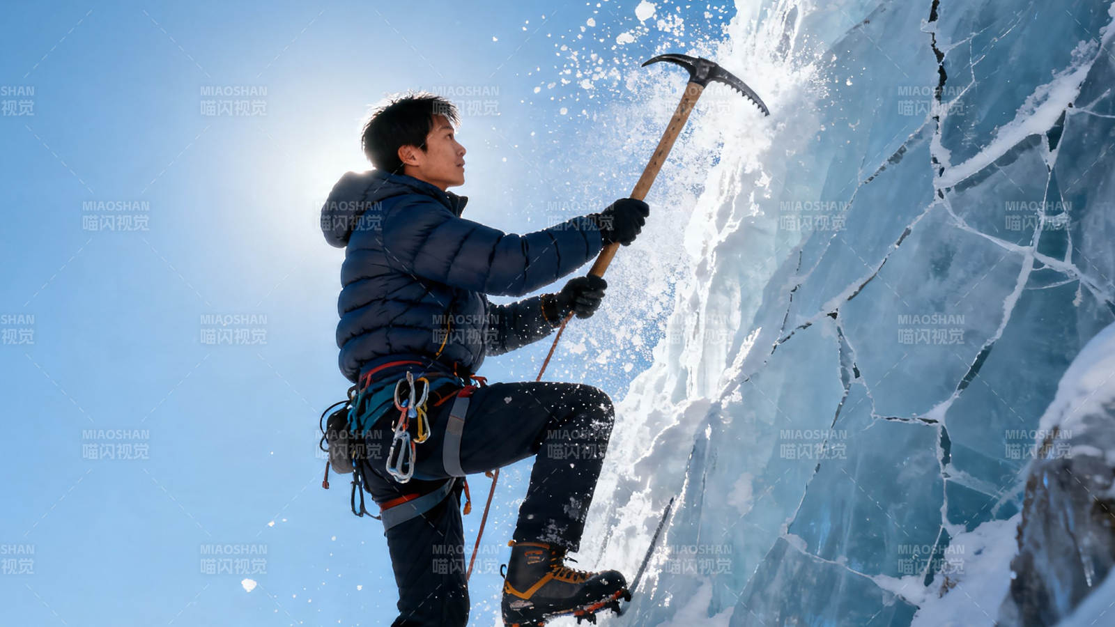 冰壁攀登者挥镐破冰图片