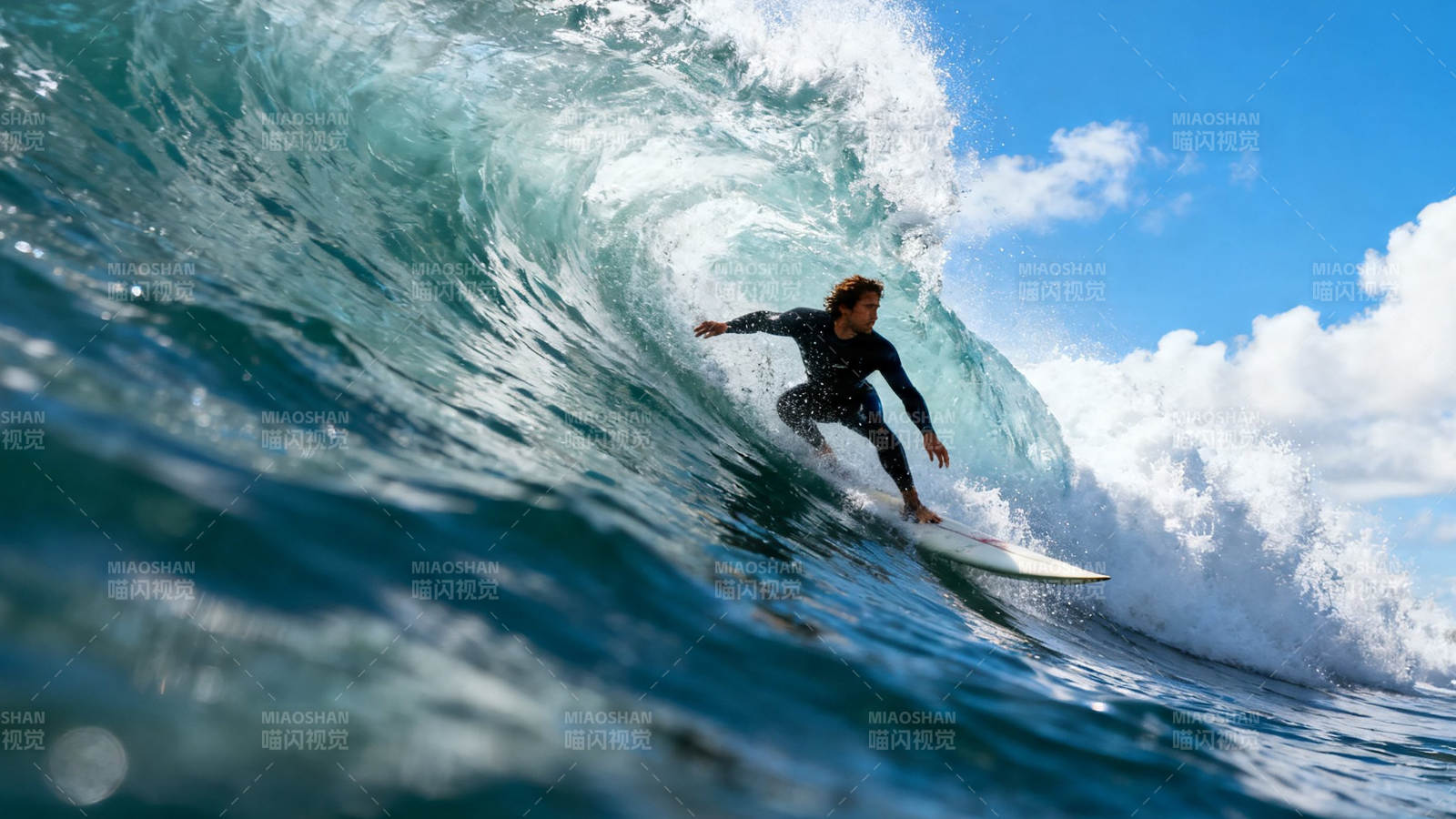 冲浪者驾驭巨浪瞬间图片