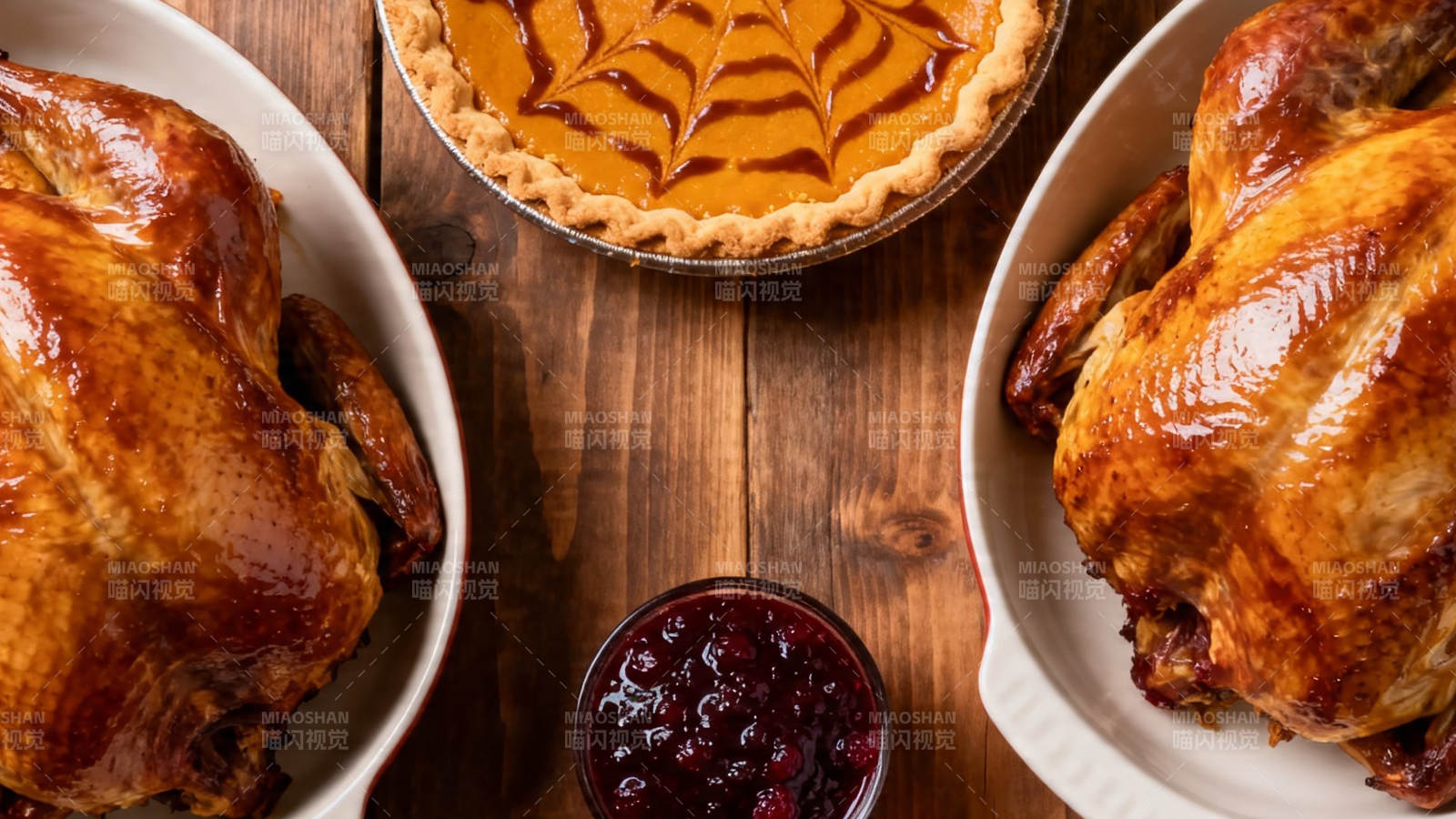 感恩节盛宴 烤鸡与南瓜派图片