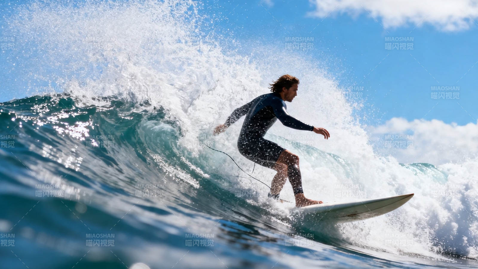 冲浪者驾驭巨浪 激情飞扬图片
