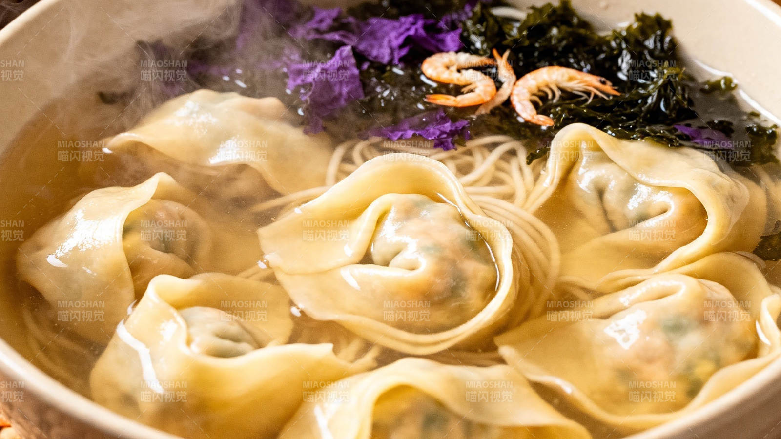 热汤馄饨配紫菜虾米图片