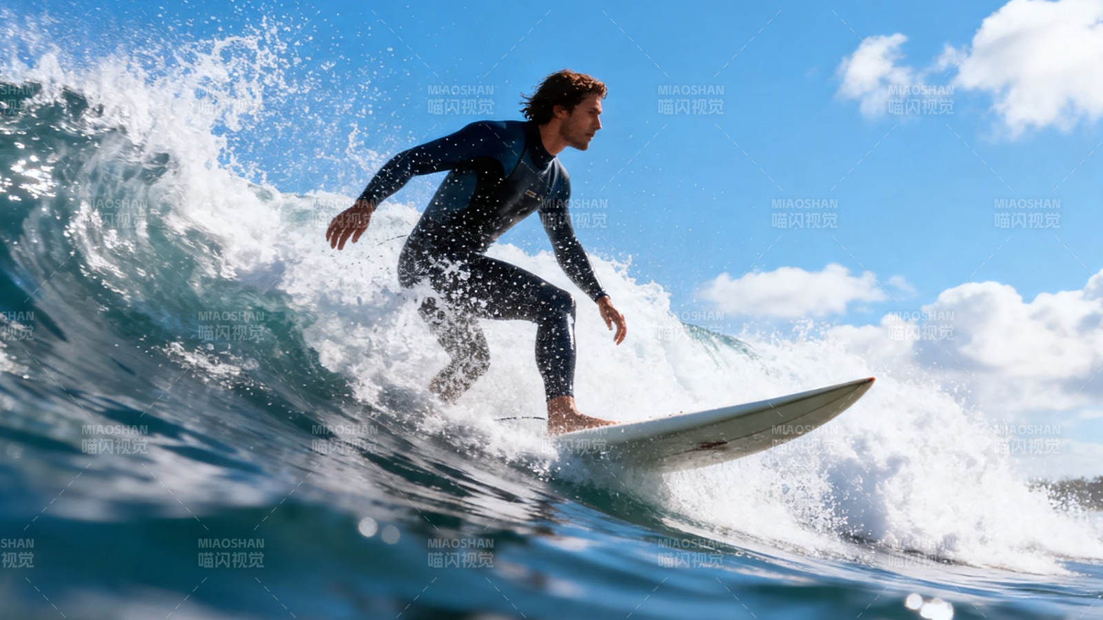冲浪者乘风破浪瞬间图片