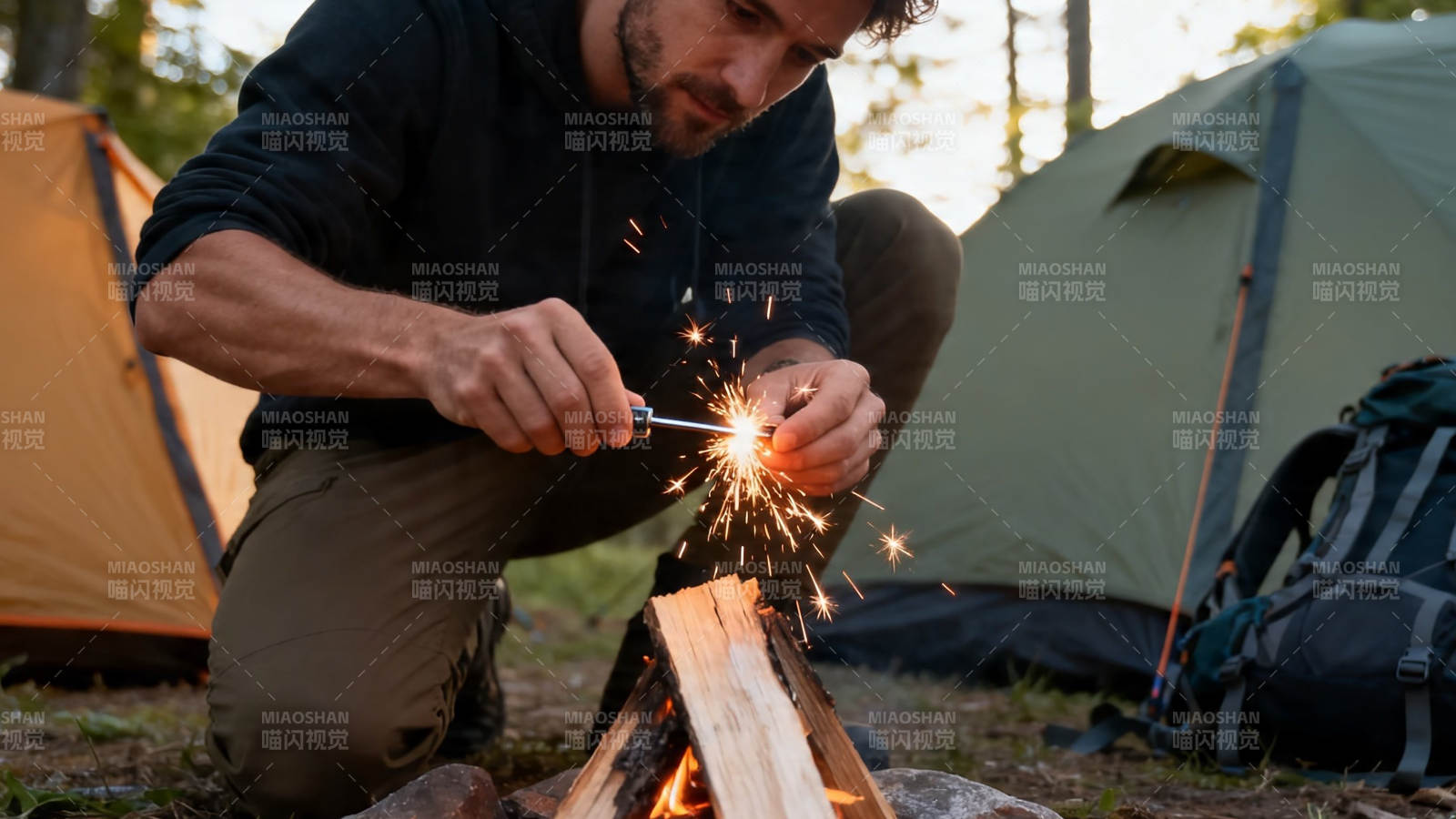 露营生火 火花四溅图片