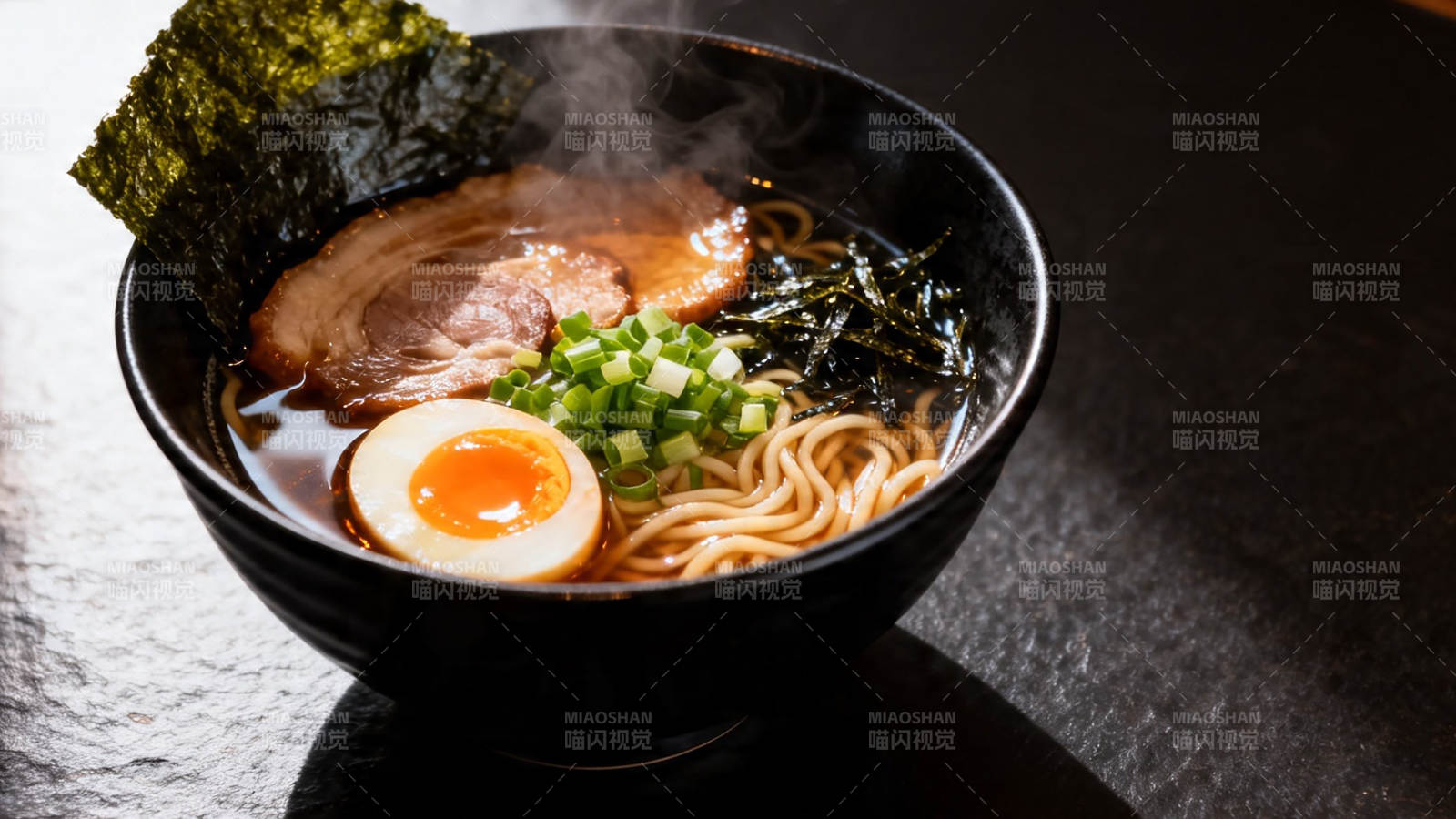 日式拉面 叉烧溏心蛋海苔葱花图片